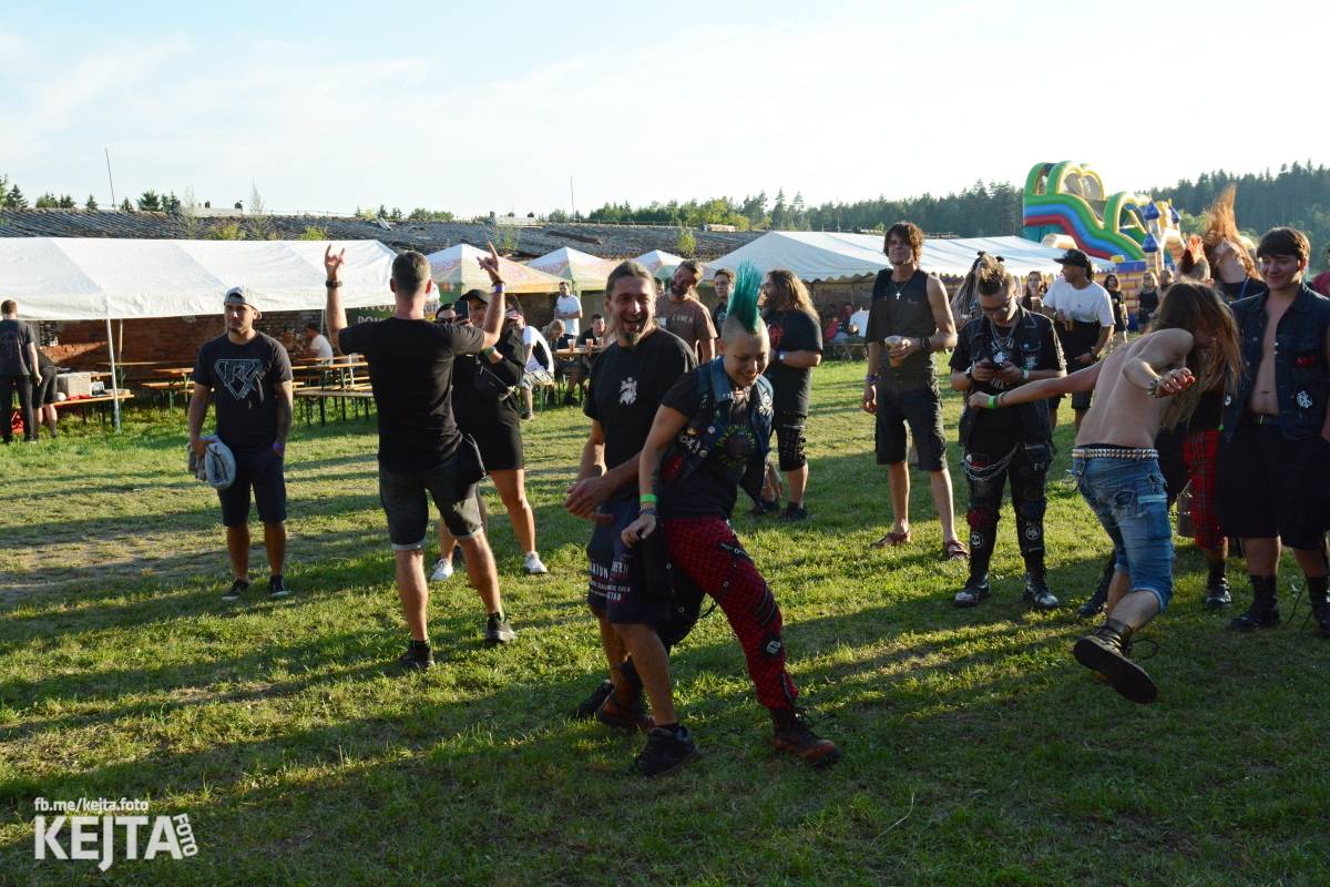 ČAD, Ejakulující kokos a mnoho dalších - první den Kravín Festu