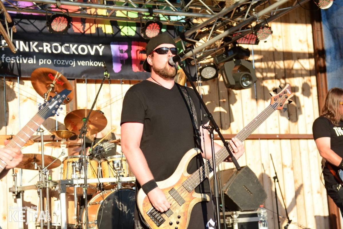 ČAD, Ejakulující kokos a mnoho dalších - první den Kravín Festu