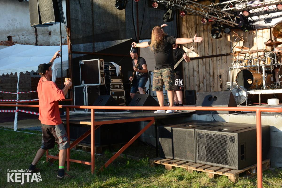 ČAD, Ejakulující kokos a mnoho dalších - první den Kravín Festu