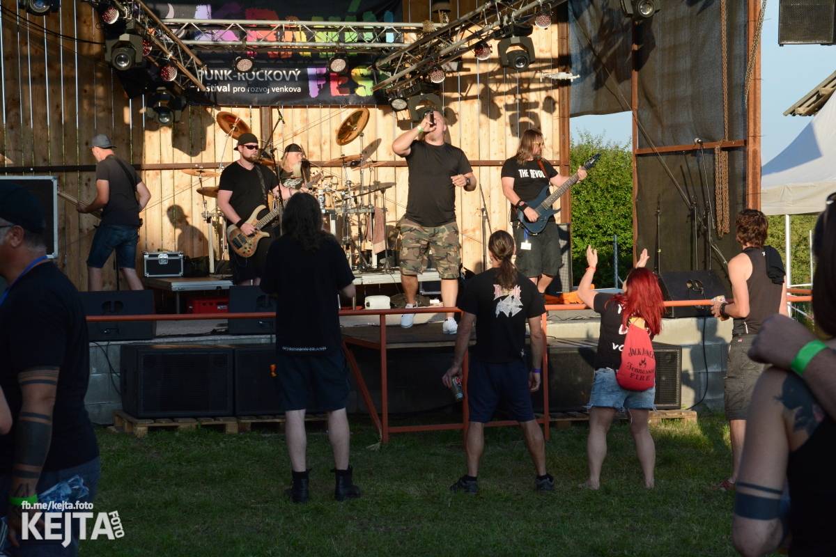 ČAD, Ejakulující kokos a mnoho dalších - první den Kravín Festu