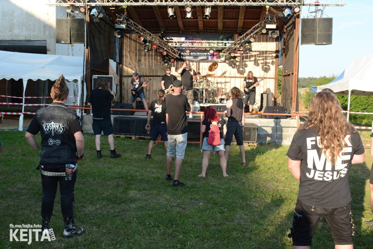 ČAD, Ejakulující kokos a mnoho dalších - první den Kravín Festu