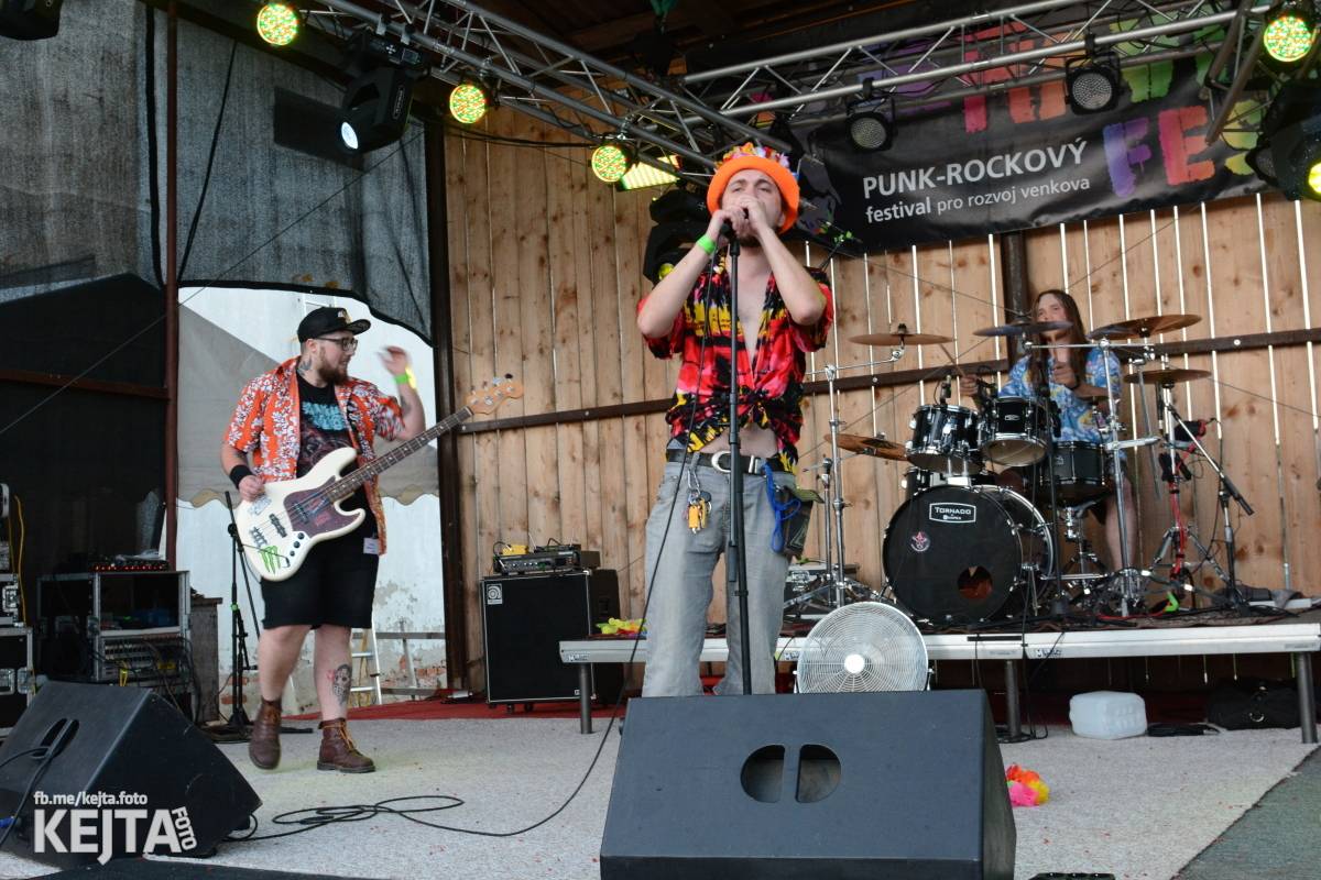 ČAD, Ejakulující kokos a mnoho dalších - první den Kravín Festu