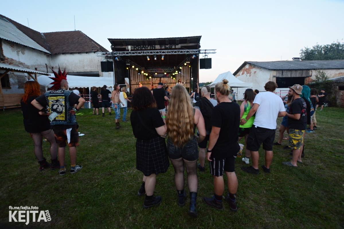 ČAD, Ejakulující kokos a mnoho dalších - první den Kravín Festu