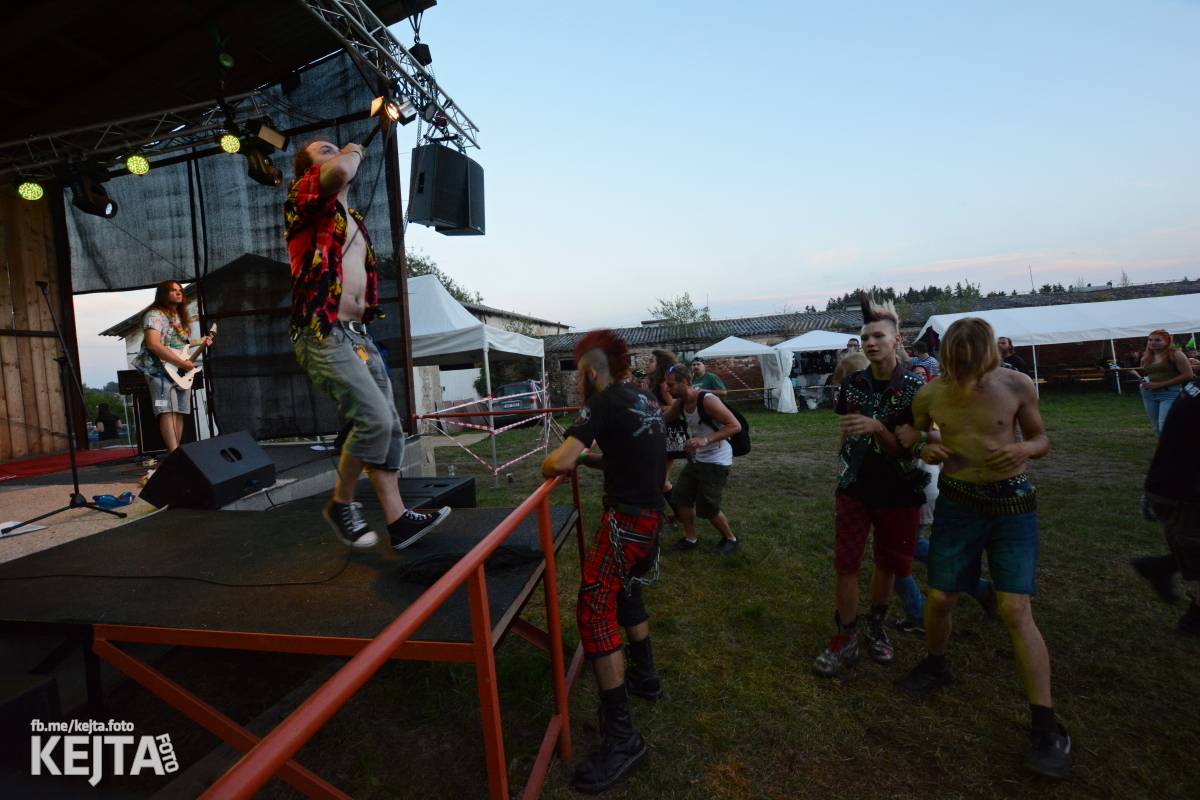 ČAD, Ejakulující kokos a mnoho dalších - první den Kravín Festu