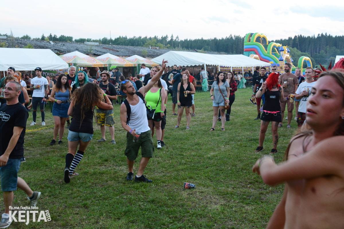 ČAD, Ejakulující kokos a mnoho dalších - první den Kravín Festu