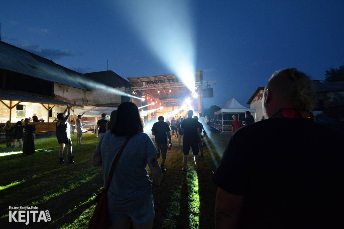 ČAD, Ejakulující kokos a mnoho dalších - první den Kravín Festu