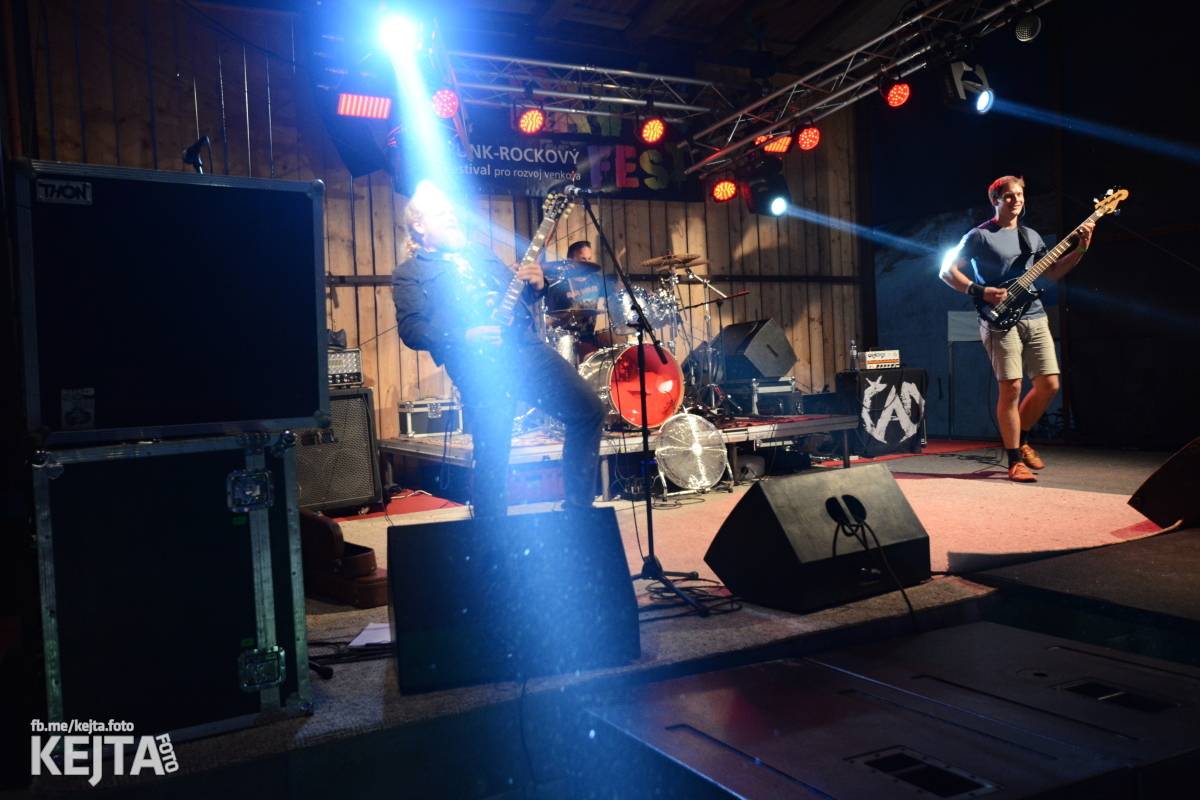 ČAD, Ejakulující kokos a mnoho dalších - první den Kravín Festu