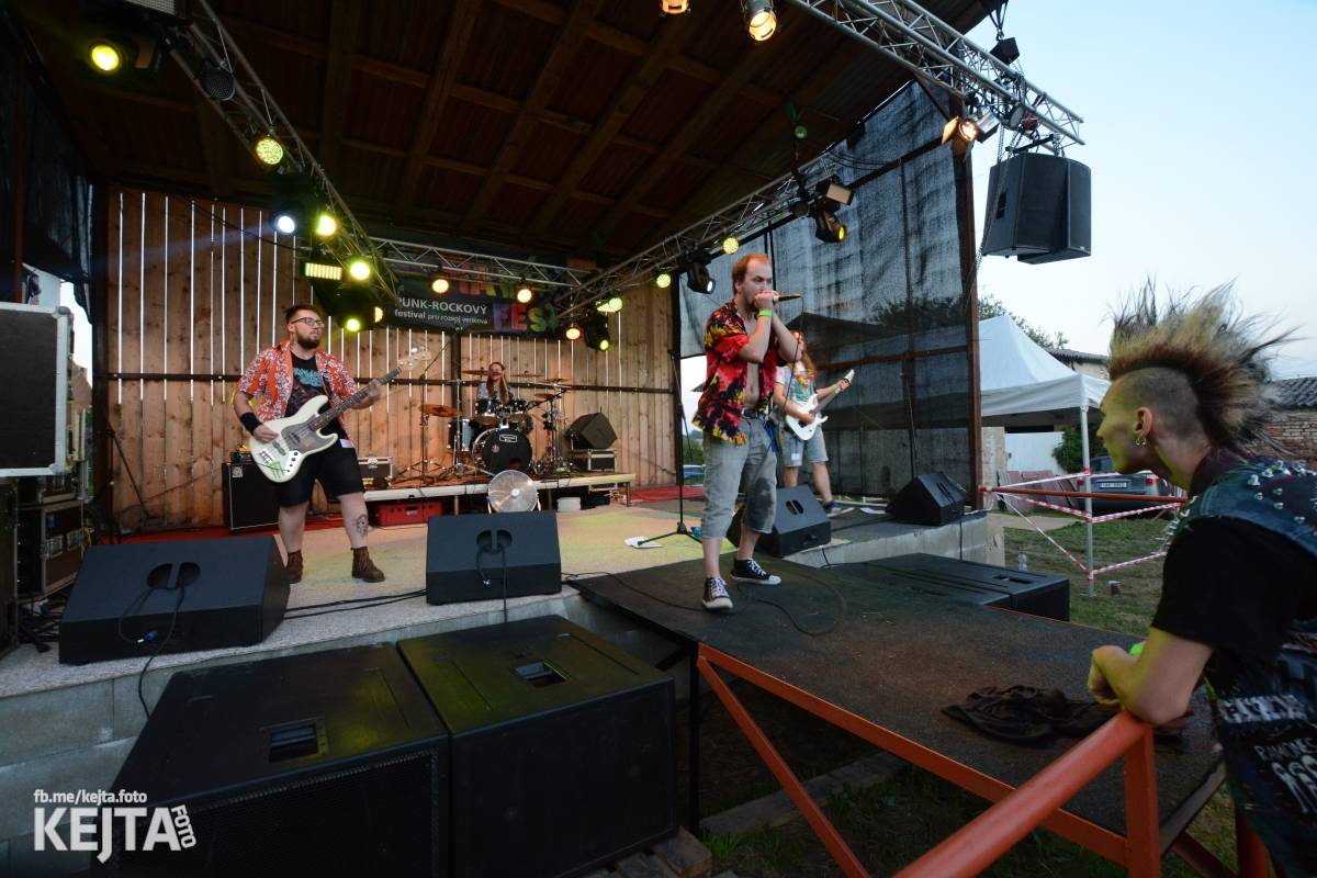 ČAD, Ejakulující kokos a mnoho dalších - první den Kravín Festu