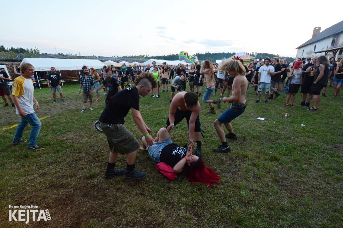 ČAD, Ejakulující kokos a mnoho dalších - první den Kravín Festu