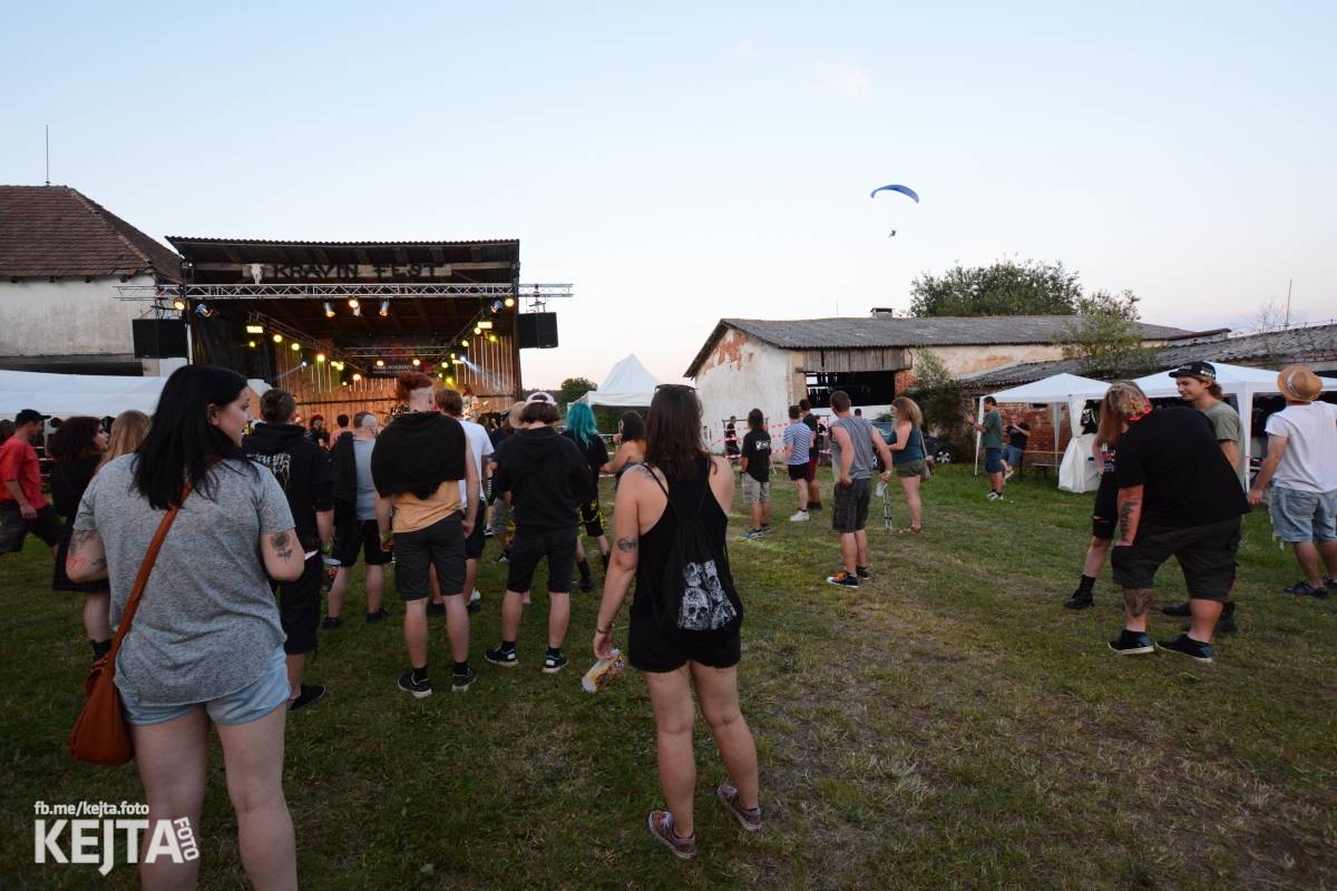 ČAD, Ejakulující kokos a mnoho dalších - první den Kravín Festu