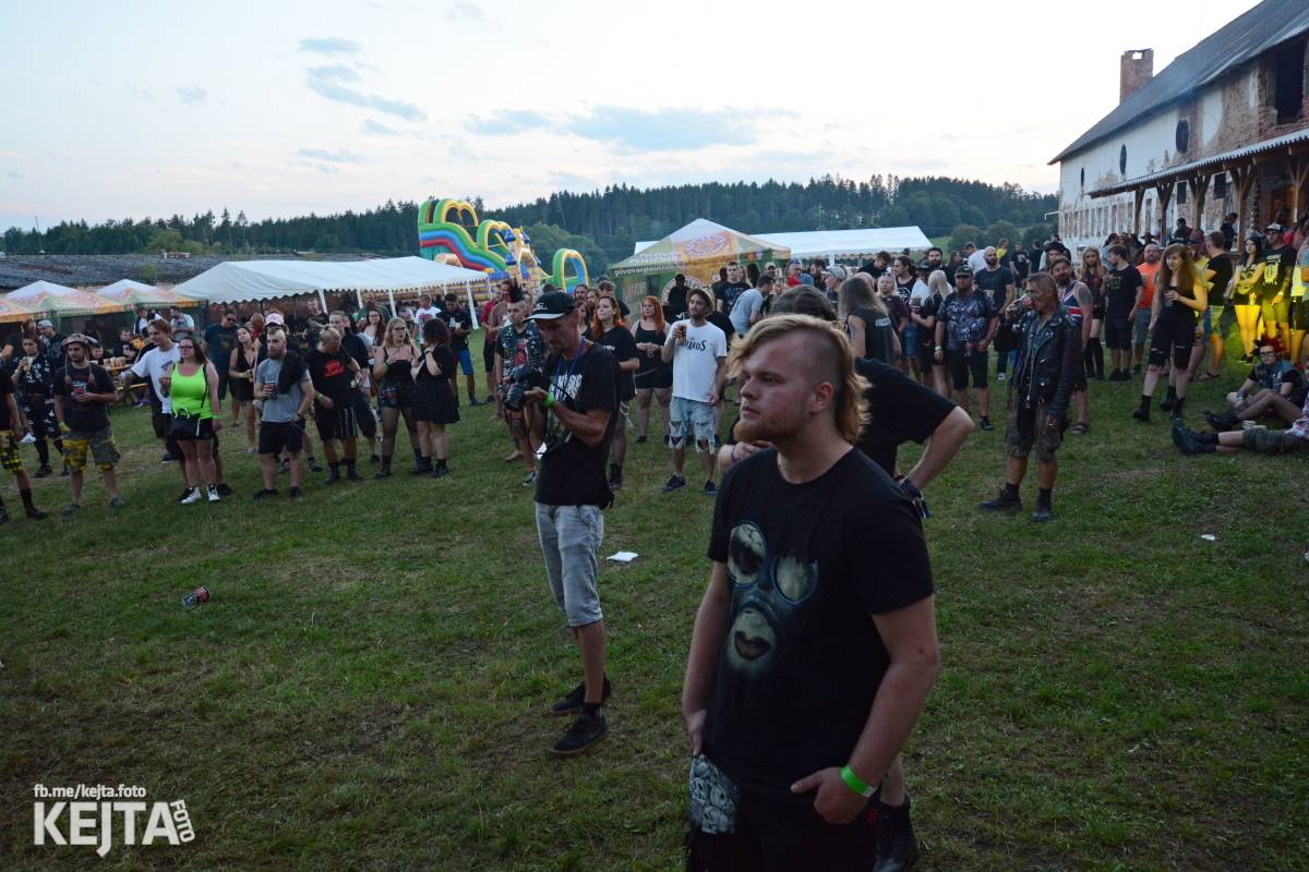 ČAD, Ejakulující kokos a mnoho dalších - první den Kravín Festu