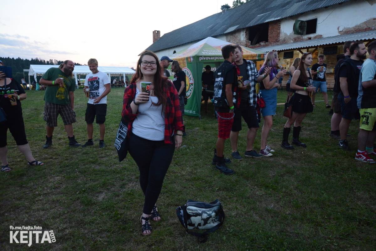 ČAD, Ejakulující kokos a mnoho dalších - první den Kravín Festu