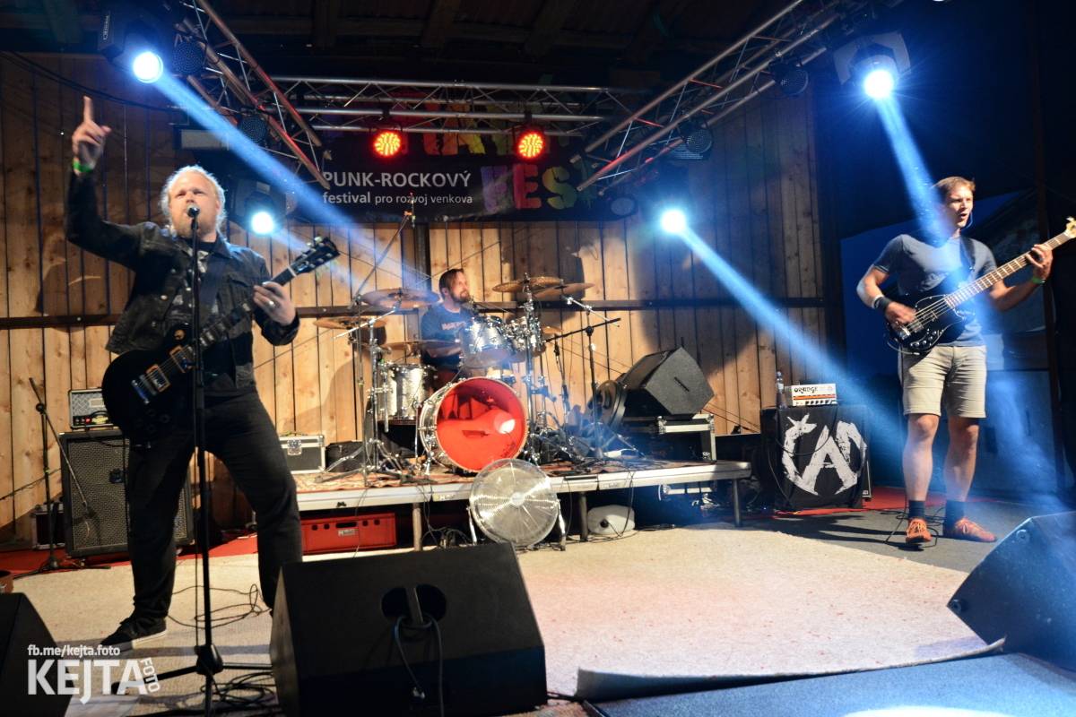 ČAD, Ejakulující kokos a mnoho dalších - první den Kravín Festu