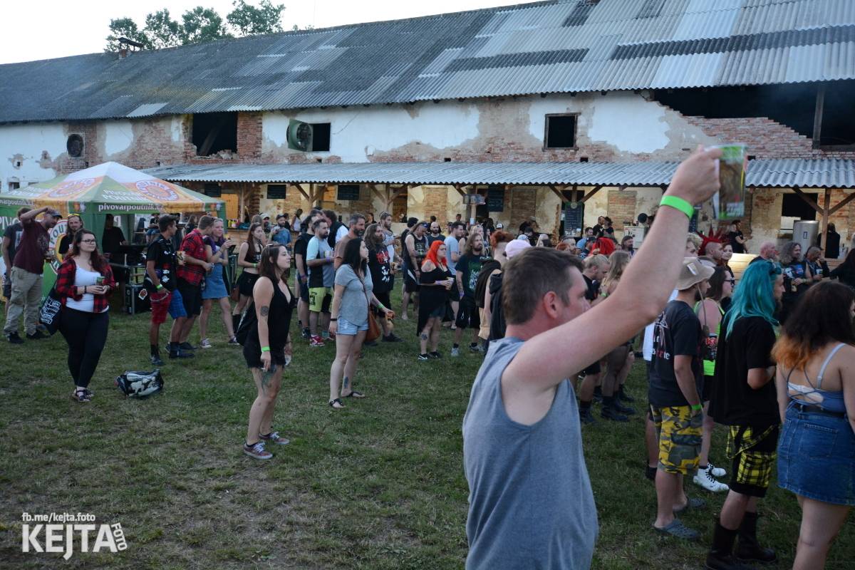 ČAD, Ejakulující kokos a mnoho dalších - první den Kravín Festu