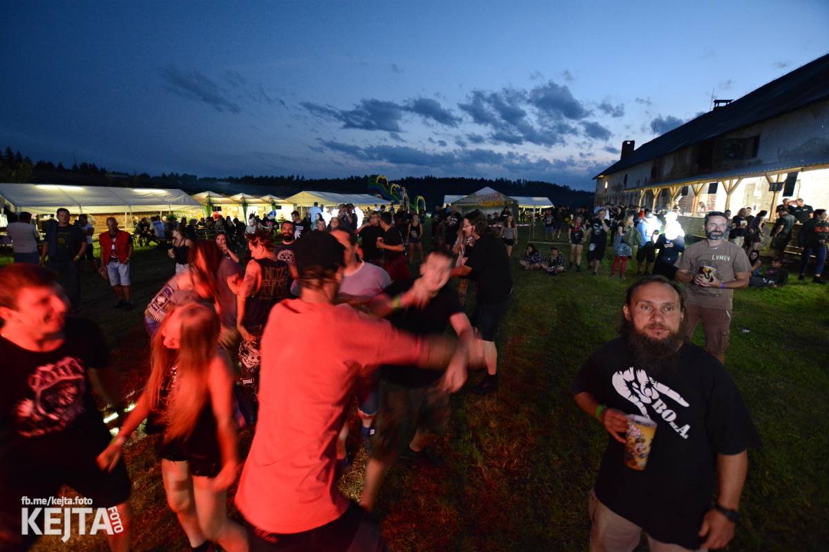 ČAD, Ejakulující kokos a mnoho dalších - první den Kravín Festu