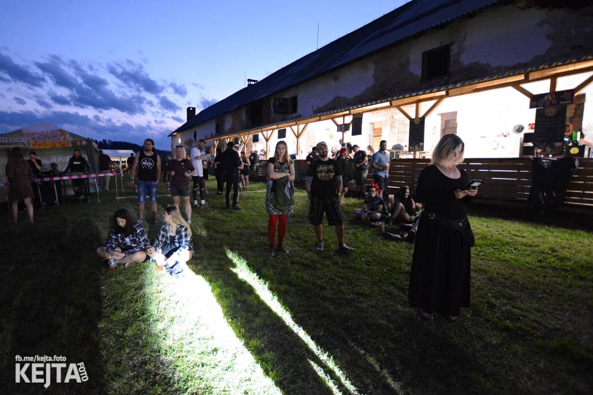 ČAD, Ejakulující kokos a mnoho dalších - první den Kravín Festu