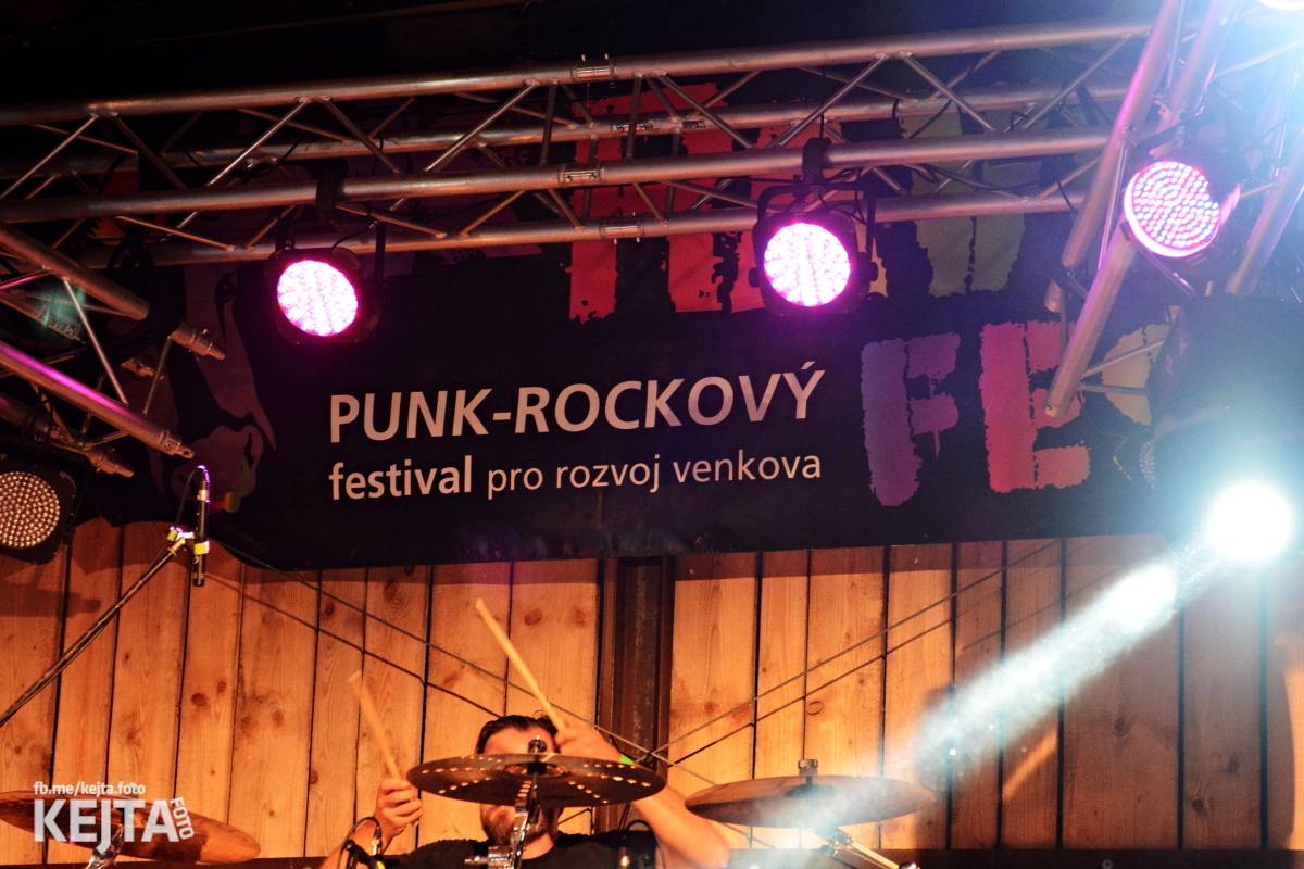 ČAD, Ejakulující kokos a mnoho dalších - první den Kravín Festu