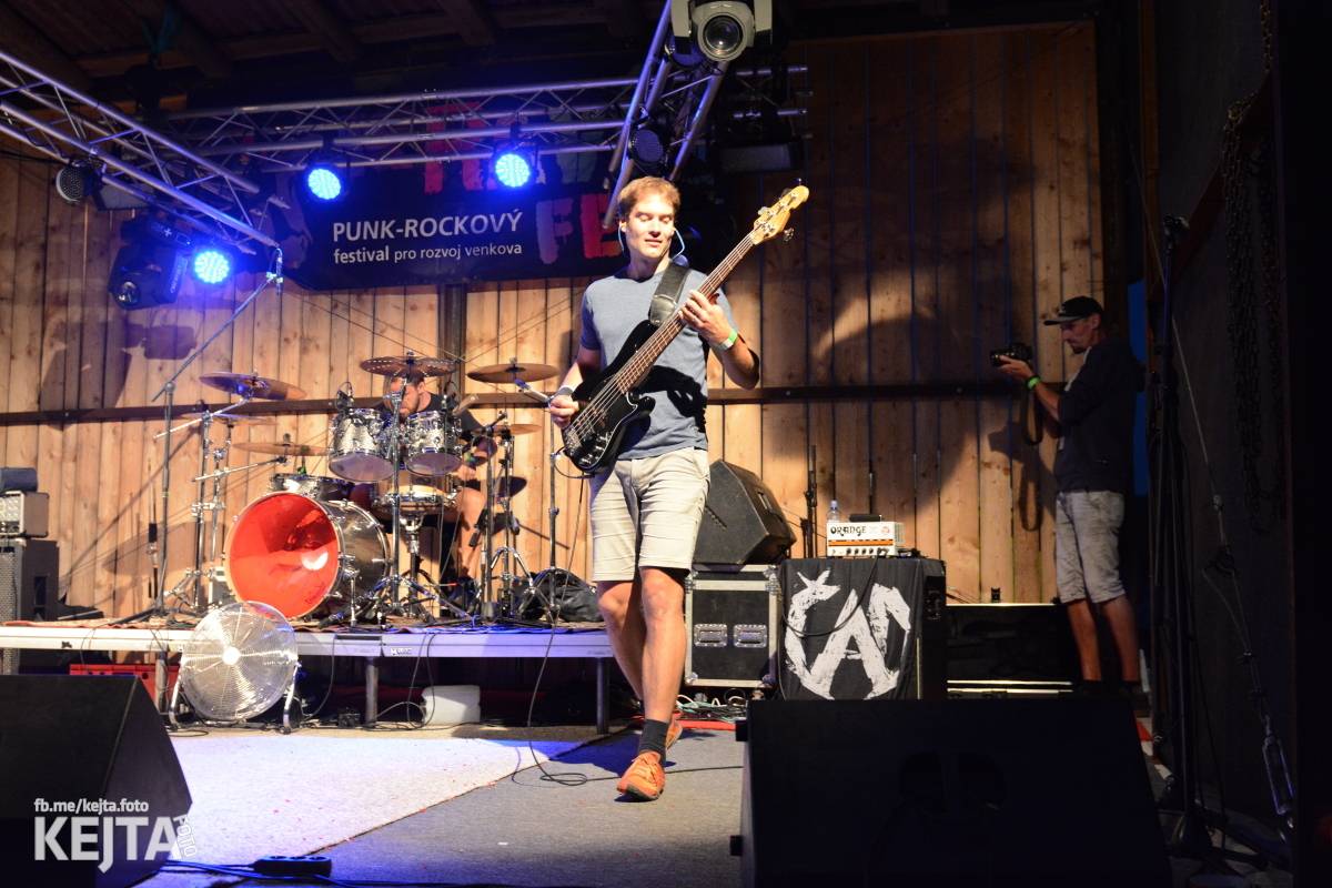 ČAD, Ejakulující kokos a mnoho dalších - první den Kravín Festu