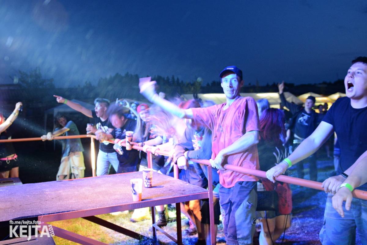 ČAD, Ejakulující kokos a mnoho dalších - první den Kravín Festu