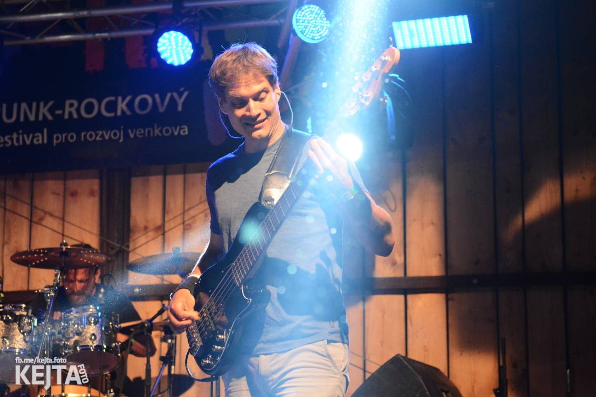 ČAD, Ejakulující kokos a mnoho dalších - první den Kravín Festu