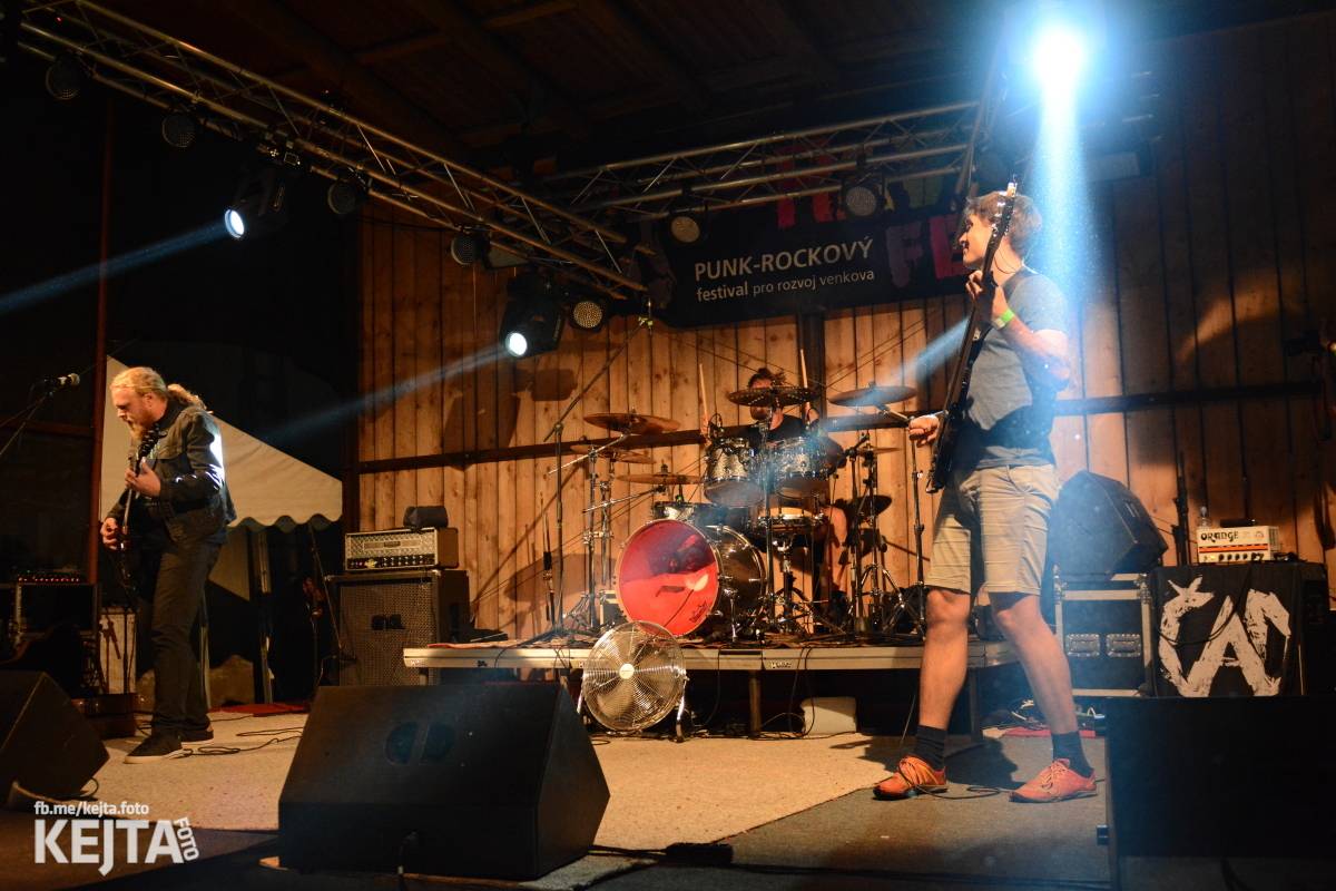 ČAD, Ejakulující kokos a mnoho dalších - první den Kravín Festu