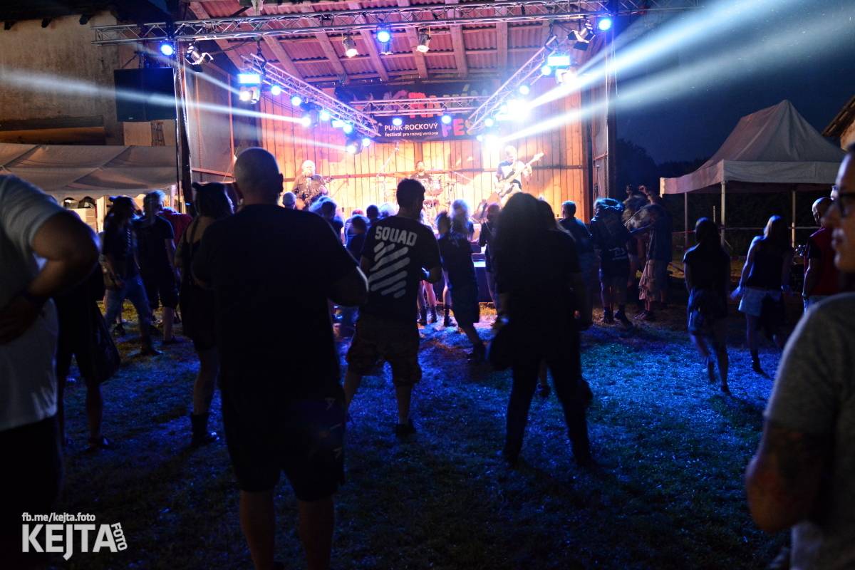 ČAD, Ejakulující kokos a mnoho dalších - první den Kravín Festu