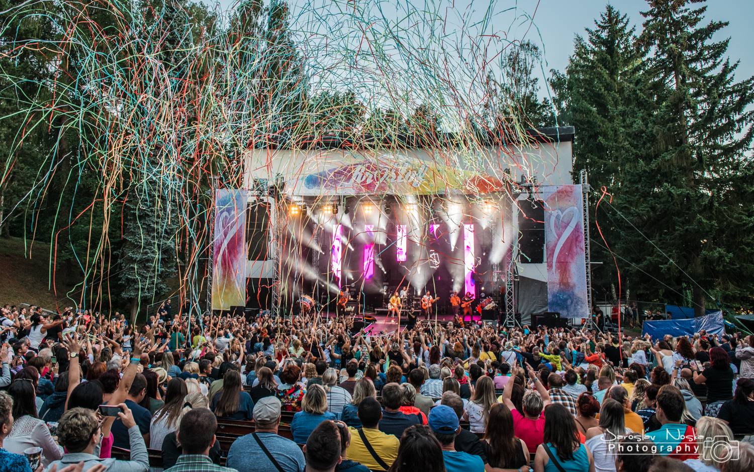 Kryštof v půlce turné zavítali na trutnovské Bojiště, hráli hit za hitem