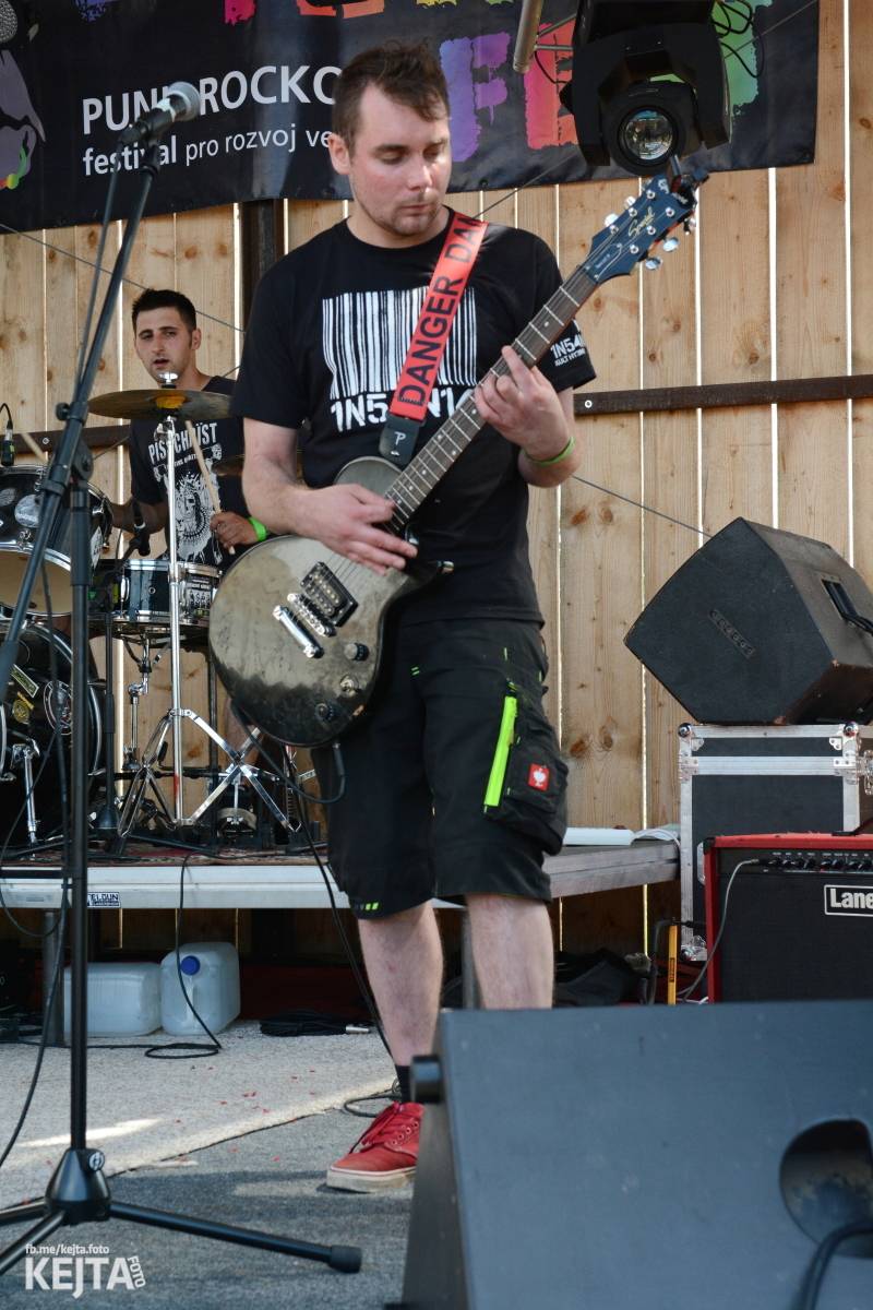 Totální punková jízda - to byl druhý den Kravín Festu