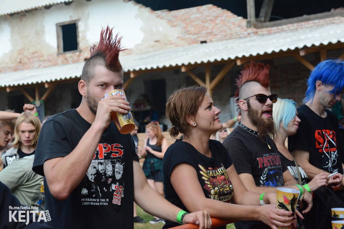 Totální punková jízda - to byl druhý den Kravín Festu