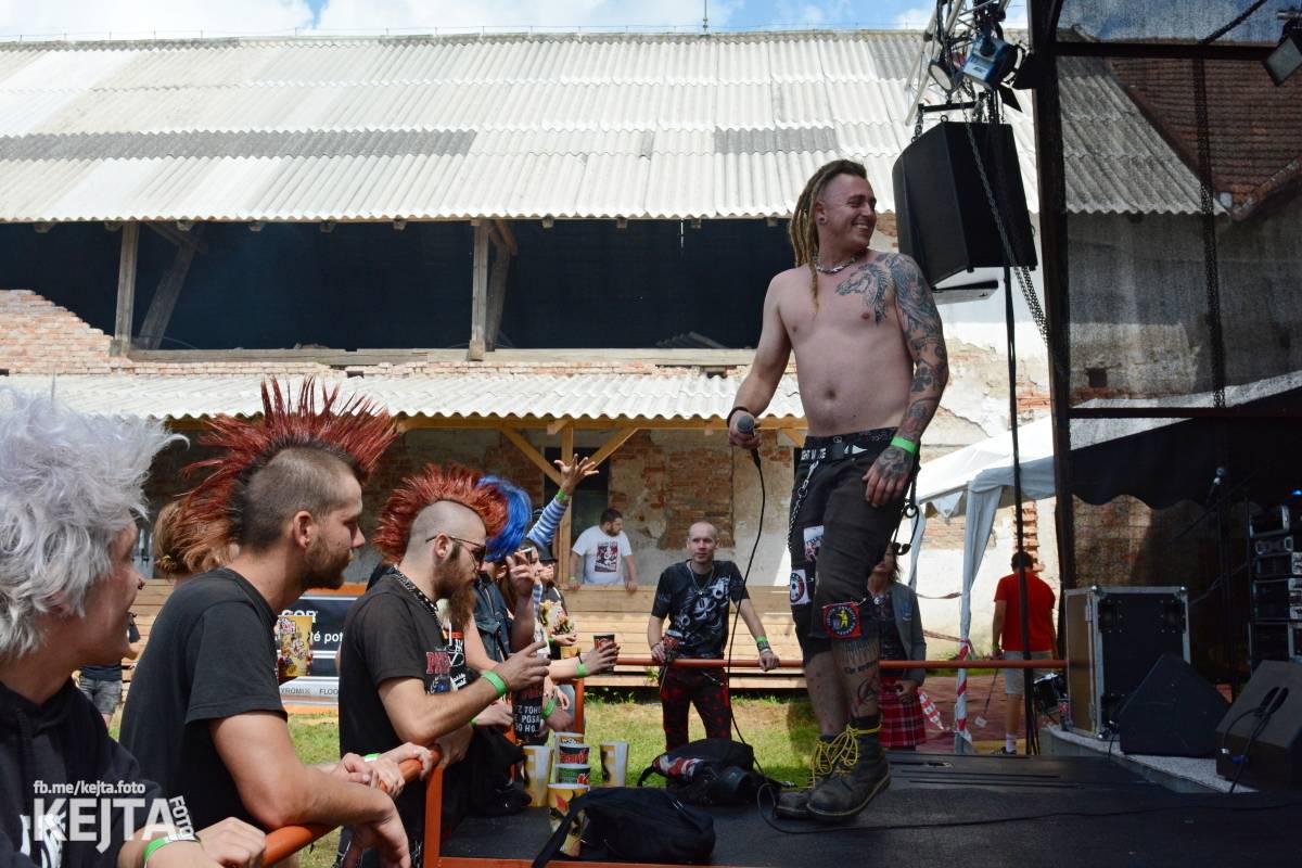 Totální punková jízda - to byl druhý den Kravín Festu