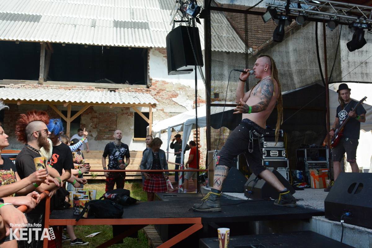 Totální punková jízda - to byl druhý den Kravín Festu