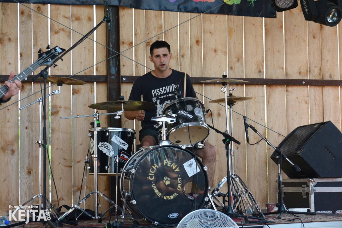 Totální punková jízda - to byl druhý den Kravín Festu