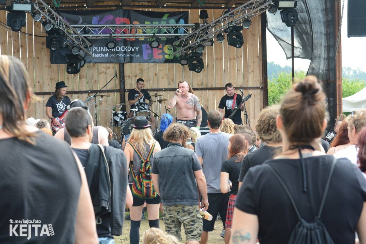 Totální punková jízda - to byl druhý den Kravín Festu