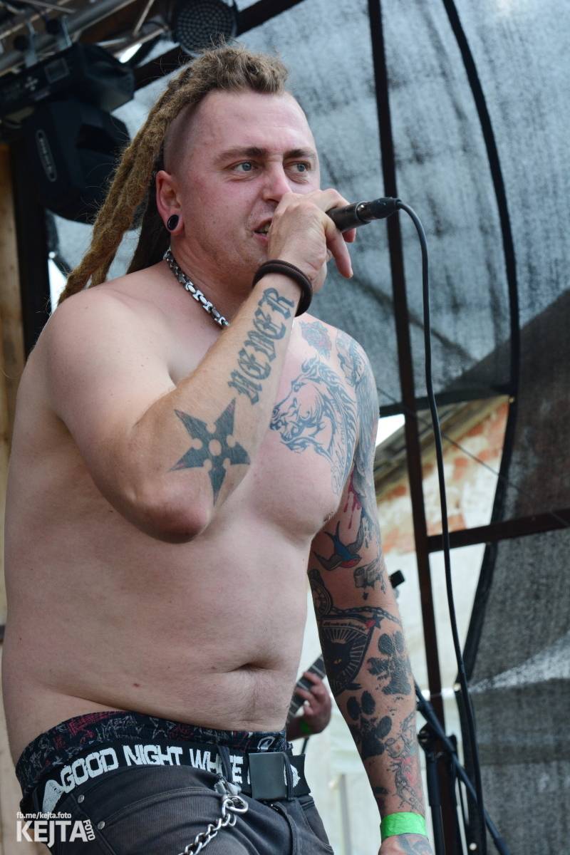 Totální punková jízda - to byl druhý den Kravín Festu