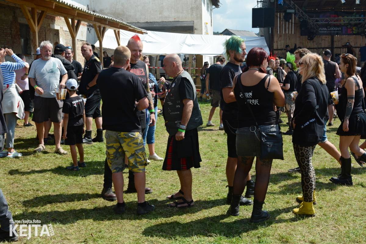 Totální punková jízda - to byl druhý den Kravín Festu