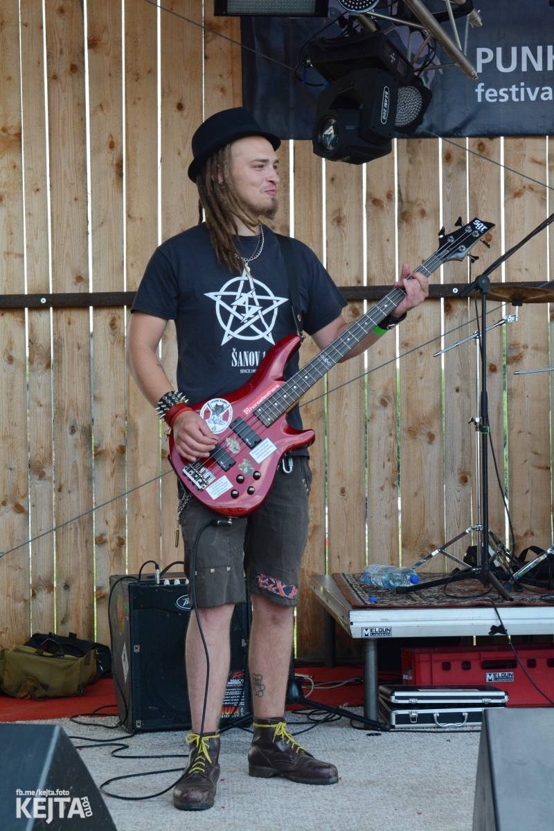 Totální punková jízda - to byl druhý den Kravín Festu