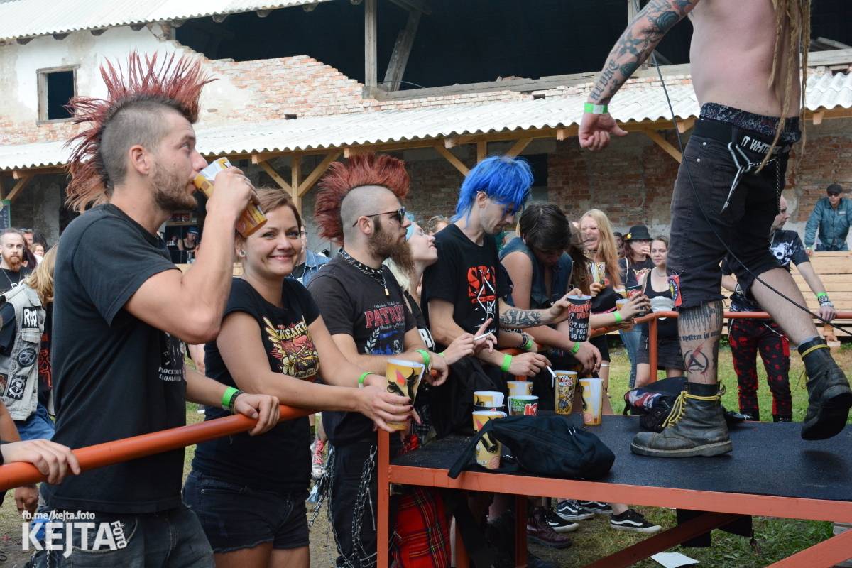 Totální punková jízda - to byl druhý den Kravín Festu