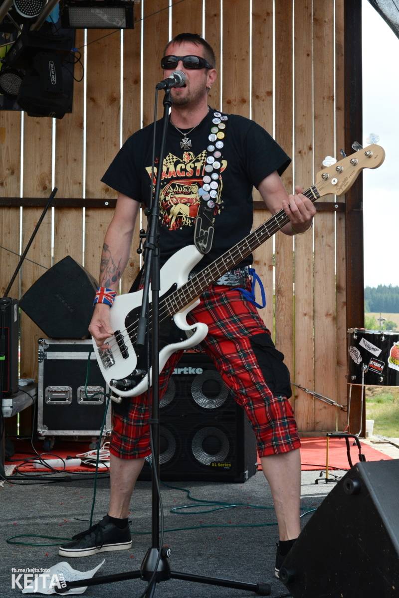 Totální punková jízda - to byl druhý den Kravín Festu