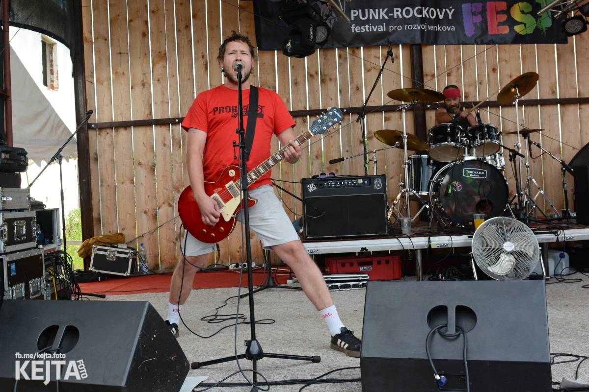 Totální punková jízda - to byl druhý den Kravín Festu