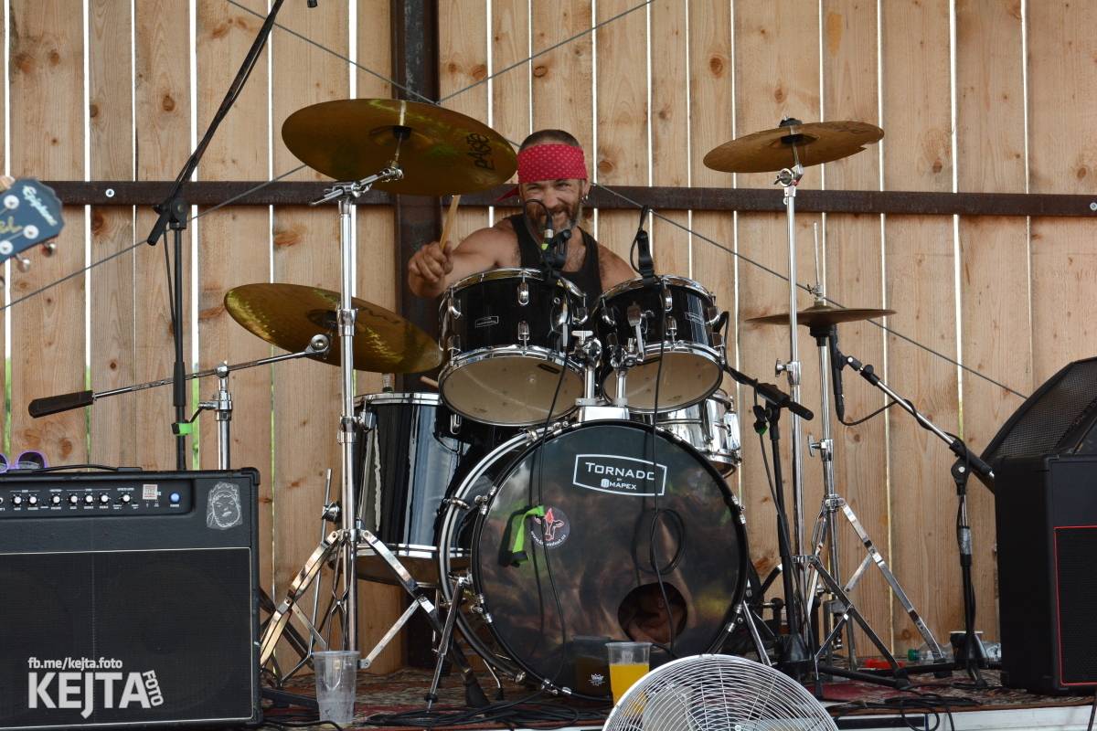 Totální punková jízda - to byl druhý den Kravín Festu