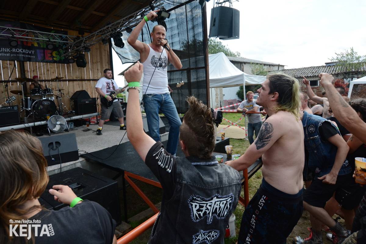 Totální punková jízda - to byl druhý den Kravín Festu