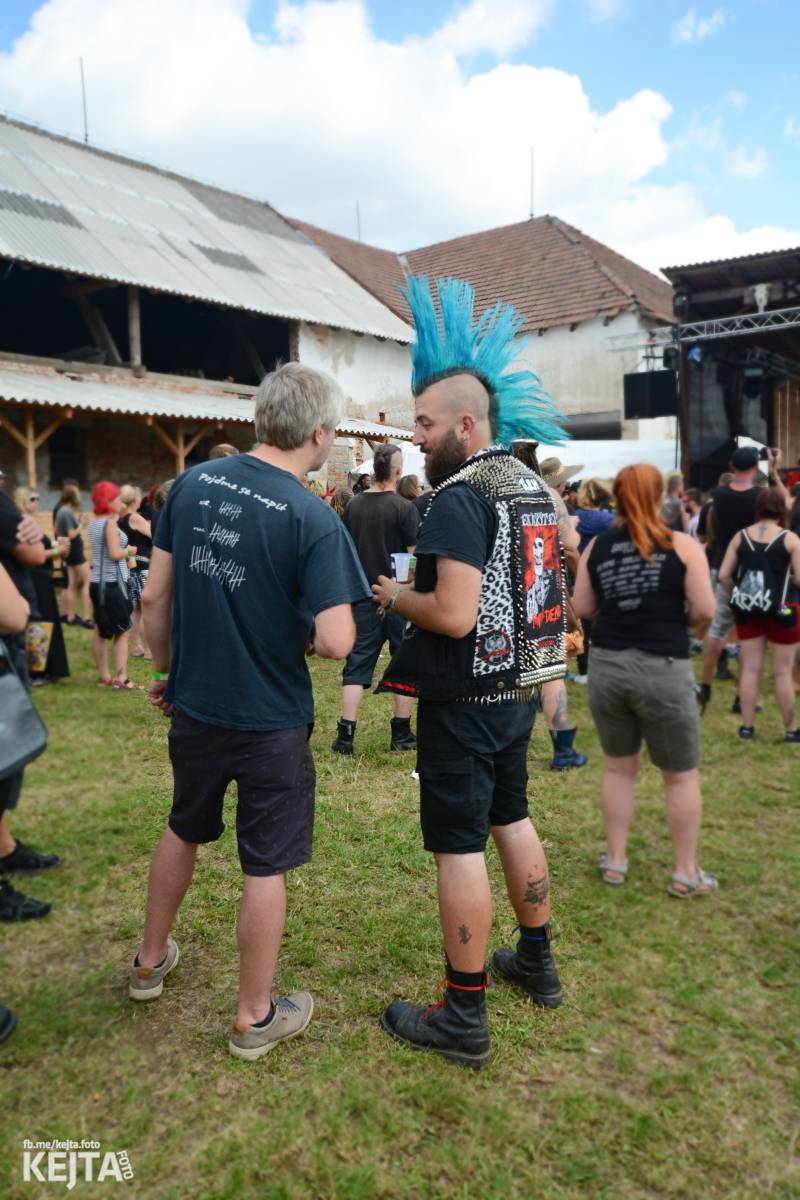 Totální punková jízda - to byl druhý den Kravín Festu