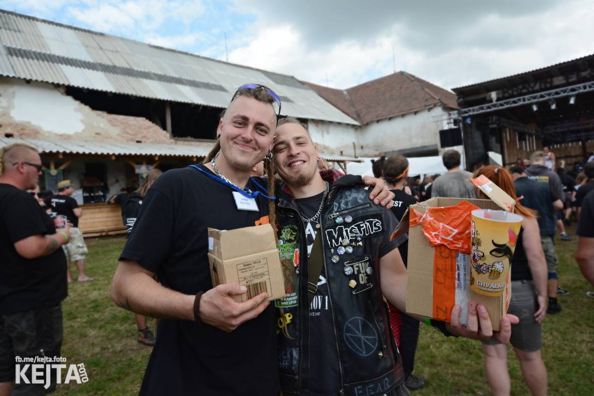 Totální punková jízda - to byl druhý den Kravín Festu