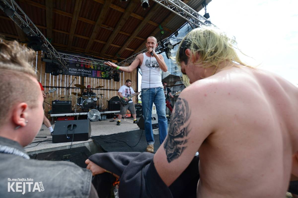 Totální punková jízda - to byl druhý den Kravín Festu