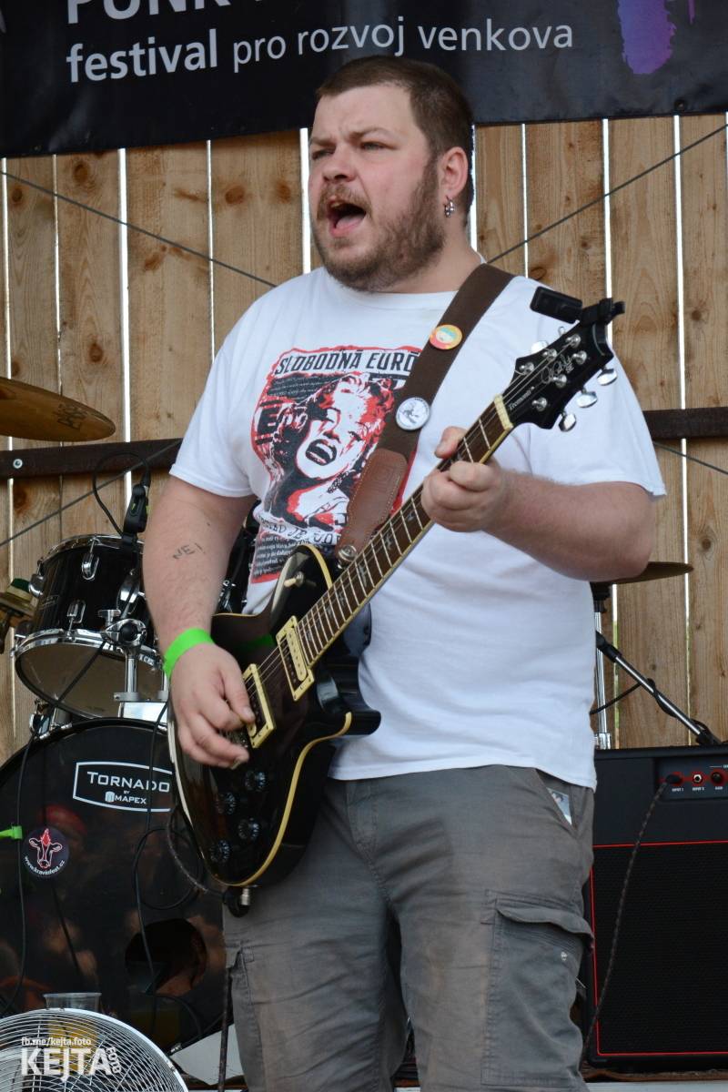 Totální punková jízda - to byl druhý den Kravín Festu