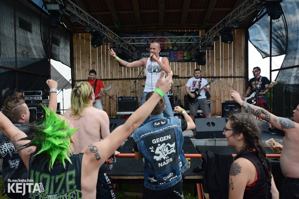 Totální punková jízda - to byl druhý den Kravín Festu