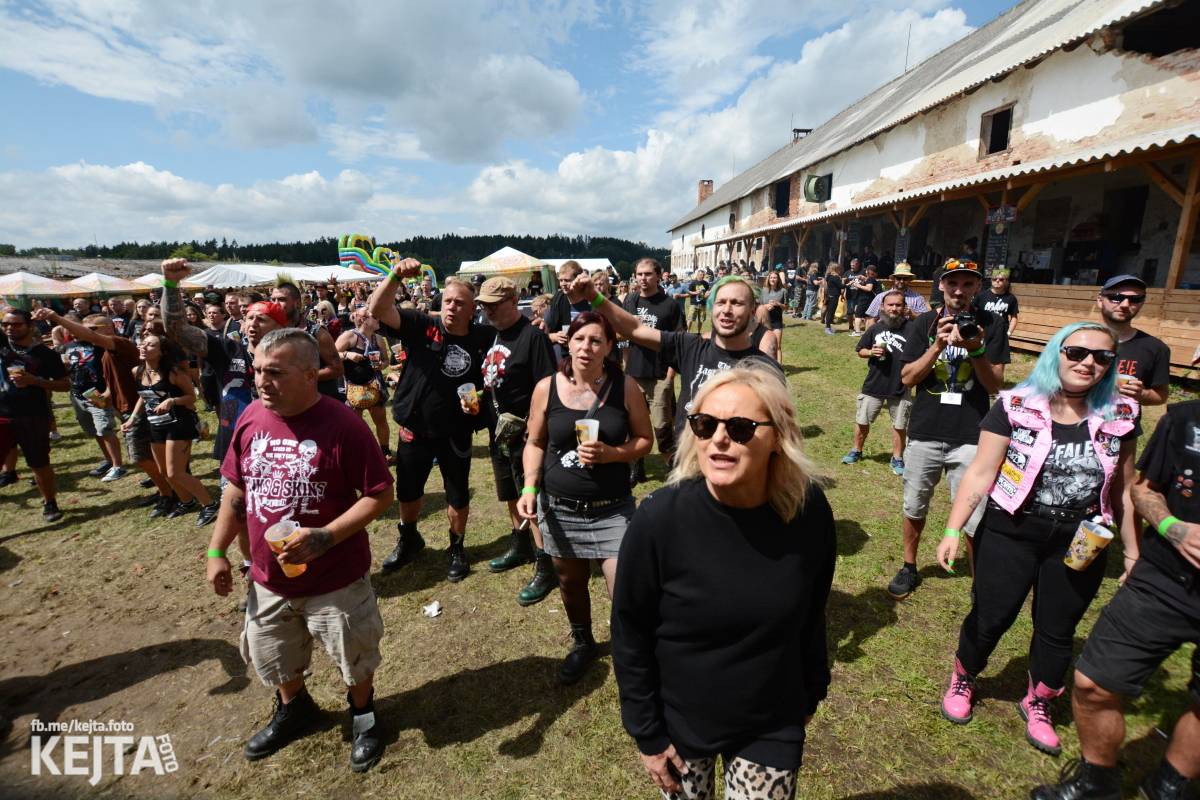 Totální punková jízda - to byl druhý den Kravín Festu