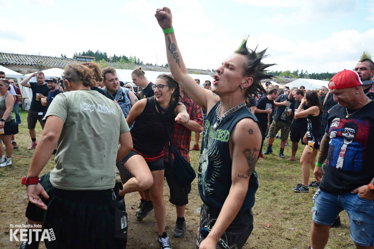 Totální punková jízda - to byl druhý den Kravín Festu