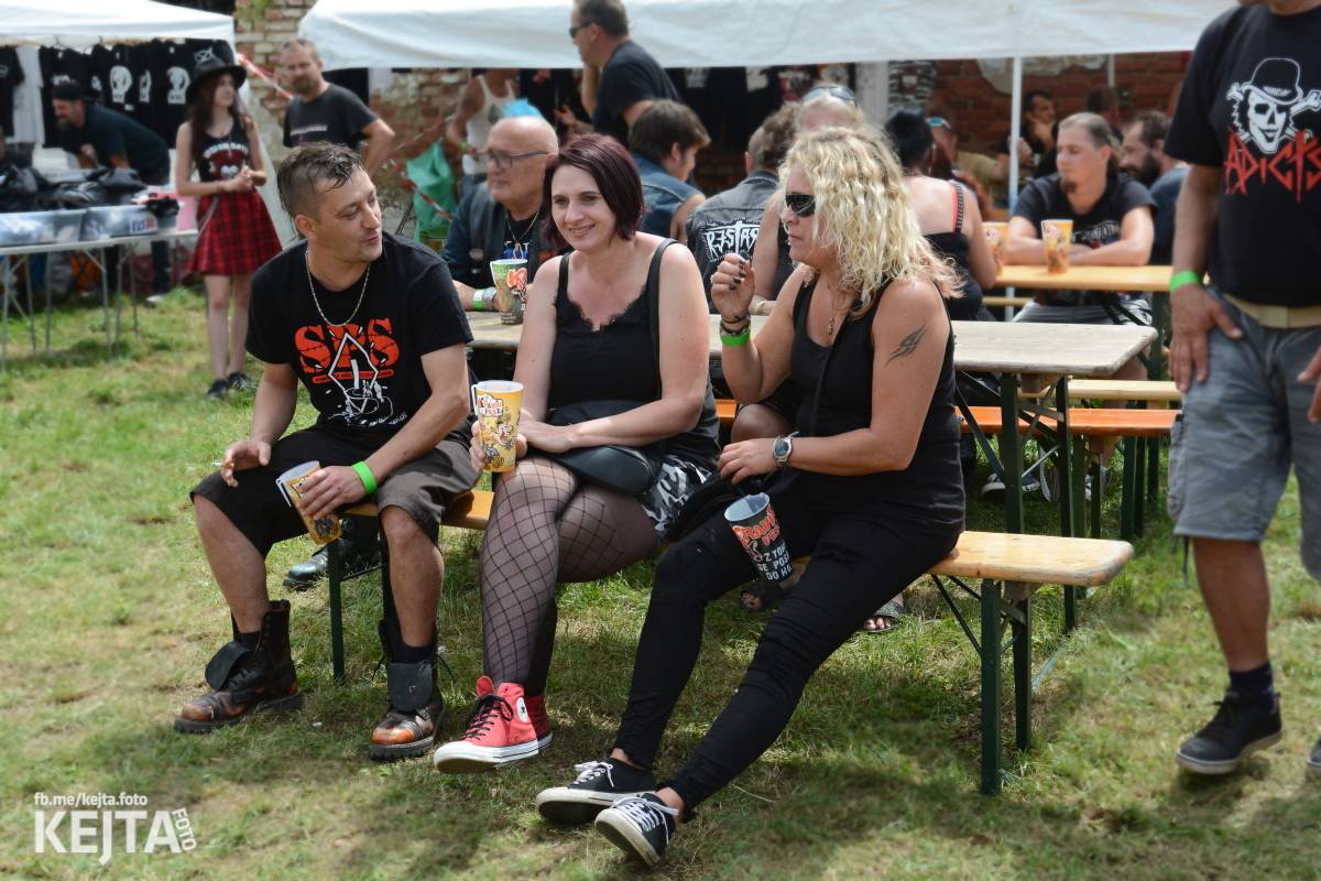 Totální punková jízda - to byl druhý den Kravín Festu