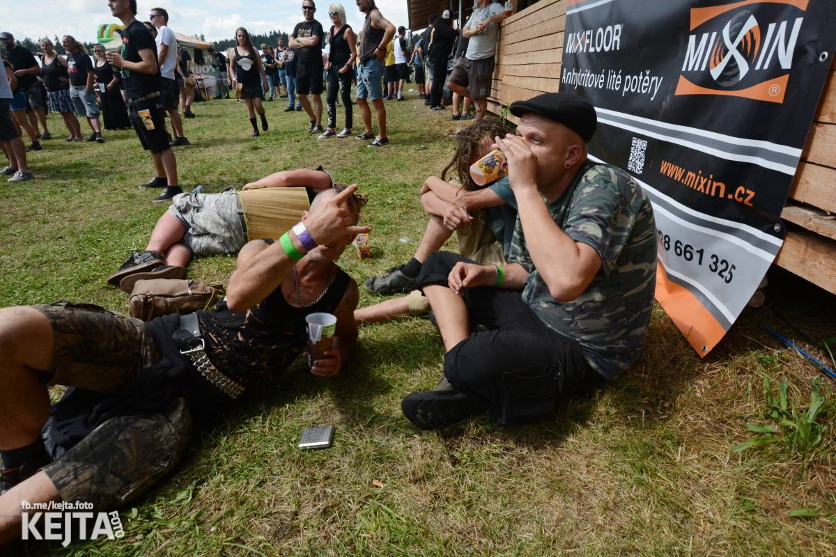 Totální punková jízda - to byl druhý den Kravín Festu